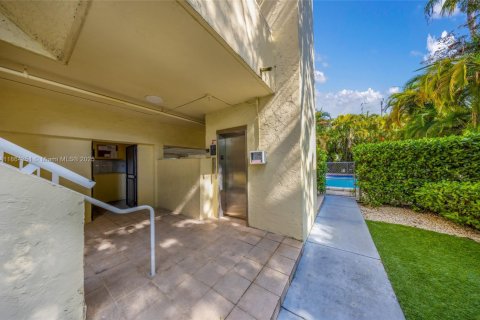 Condominio en venta en South Miami, Florida, 1 dormitorio, 56.86 m2 № 1892812 - foto 14