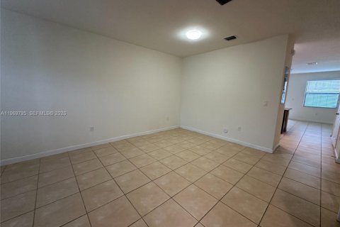 House in Hialeah, Florida 3 bedrooms, 143.53 sq.m. № 2174537 - photo 9