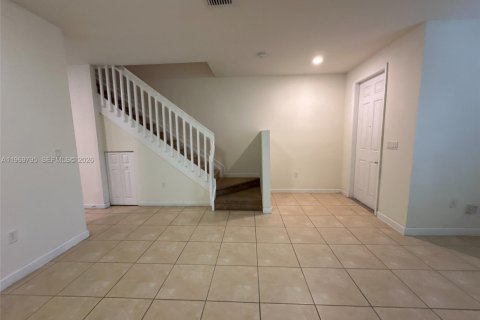House in Hialeah, Florida 3 bedrooms, 143.53 sq.m. № 2174537 - photo 10
