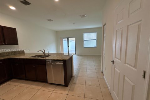 House in Hialeah, Florida 3 bedrooms, 143.53 sq.m. № 2174537 - photo 4