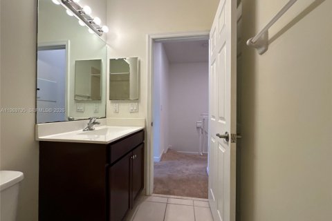 House in Hialeah, Florida 3 bedrooms, 143.53 sq.m. № 2174537 - photo 26