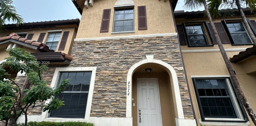 House in Hialeah, Florida 3 bedrooms, 143.53 sq.m. № 2174537