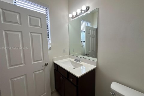 House in Hialeah, Florida 3 bedrooms, 143.53 sq.m. № 2174537 - photo 29