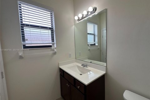 House in Hialeah, Florida 3 bedrooms, 143.53 sq.m. № 2174537 - photo 30