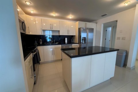 Condo in Sunny Isles Beach, Florida, 1 bedroom № 2181111 - photo 10