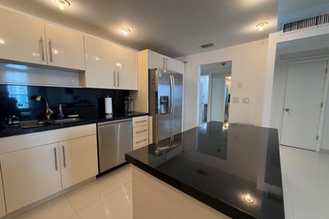 Condo in Sunny Isles Beach, Florida, 1 bedroom № 2181111 - photo 3