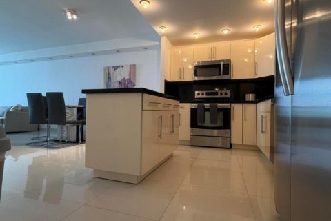 Condo in Sunny Isles Beach, Florida, 1 bedroom № 2181111 - photo 8