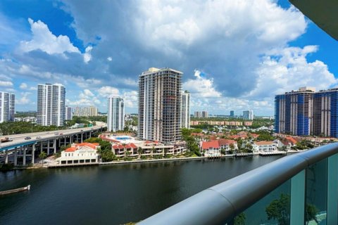 Condo in Sunny Isles Beach, Florida, 1 bedroom № 2181111 - photo 2
