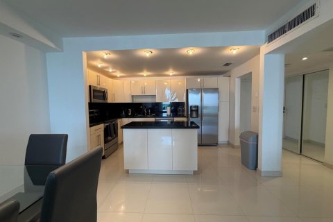Condo in Sunny Isles Beach, Florida, 1 bedroom № 2181111 - photo 12