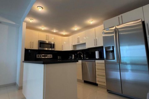 Condo in Sunny Isles Beach, Florida, 1 bedroom № 2181111 - photo 11