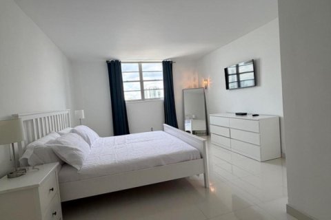 Condo in Sunny Isles Beach, Florida, 1 bedroom № 2181111 - photo 24
