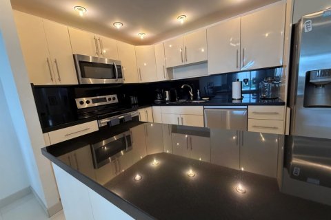 Condo in Sunny Isles Beach, Florida, 1 bedroom № 2181111 - photo 7