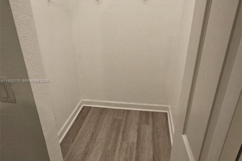 Touwnhouse à louer à Doral, Floride: 3 chambres, 149.57 m2 № 1991546 - photo 11