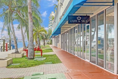 Condo in North Bay Village, Florida, 2 bedrooms  № 2015814 - photo 13
