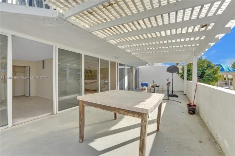 Condo in North Bay Village, Florida, 2 bedrooms  № 2015814 - photo 4