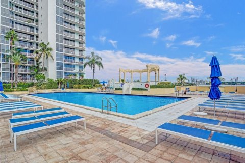 Condo in North Bay Village, Florida, 2 bedrooms  № 2015814 - photo 11