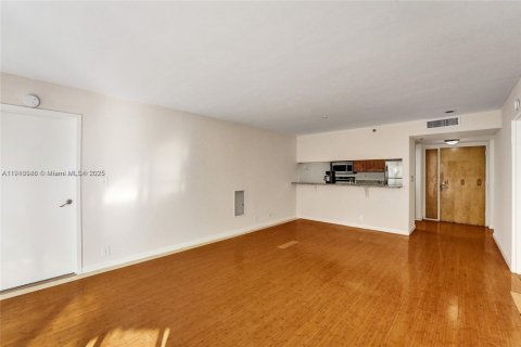 Condo in North Bay Village, Florida, 2 bedrooms  № 2015814 - photo 19