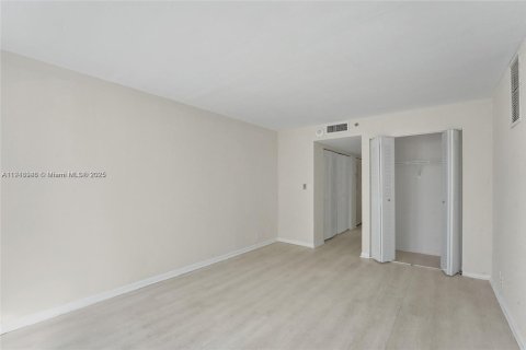 Condo in North Bay Village, Florida, 2 bedrooms  № 2015814 - photo 23