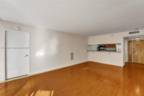 Condo in North Bay Village, Florida, 2 bedrooms  № 2015814 - photo 15