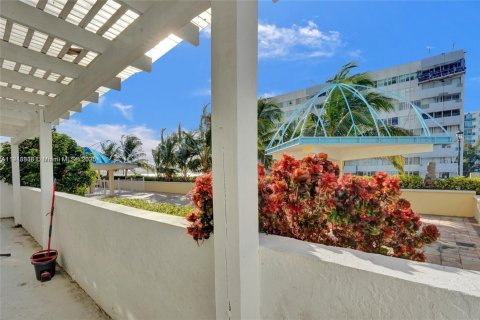 Condo in North Bay Village, Florida, 2 bedrooms  № 2015814 - photo 2