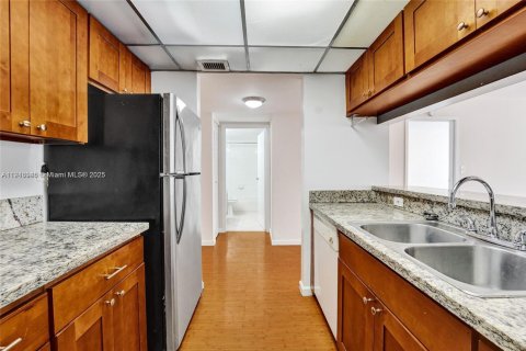 Condo in North Bay Village, Florida, 2 bedrooms  № 2015814 - photo 30