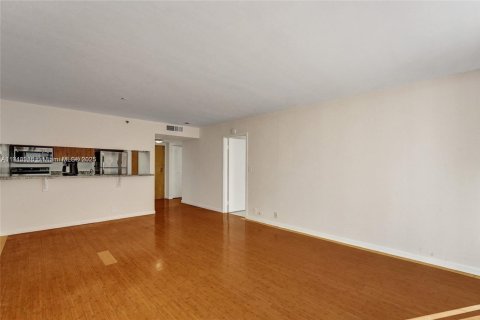 Condo in North Bay Village, Florida, 2 bedrooms  № 2015814 - photo 18
