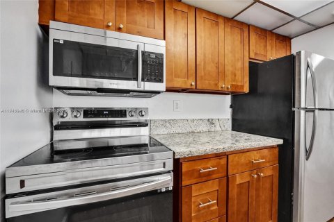 Condo in North Bay Village, Florida, 2 bedrooms  № 2015814 - photo 29