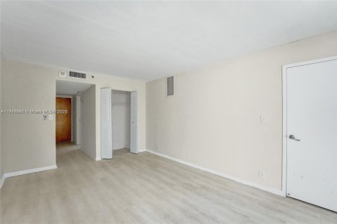 Condo in North Bay Village, Florida, 2 bedrooms  № 2015814 - photo 24