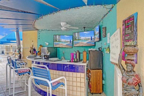Condo in North Bay Village, Florida, 2 bedrooms  № 2015814 - photo 14