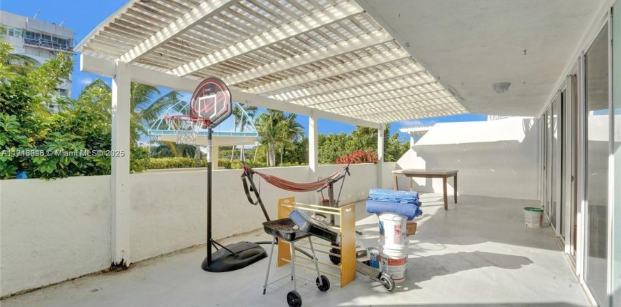 Condo in North Bay Village, Florida, 2 bedrooms  № 2015814