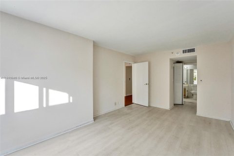 Condo in North Bay Village, Florida, 2 bedrooms  № 2015814 - photo 26