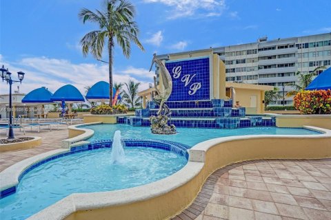 Condo in North Bay Village, Florida, 2 bedrooms  № 2015814 - photo 9