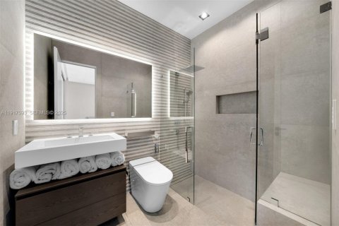 Купить виллу или дом в Голден-Бич, Флорида 6 спален, 525.83м2, № 2154804 - фото 22