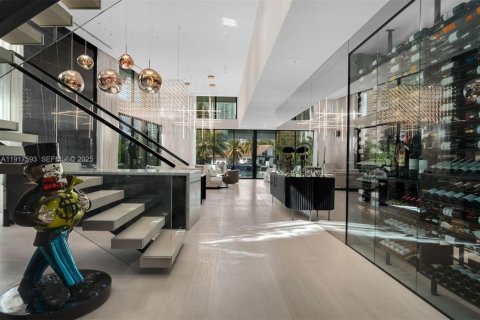 Купить виллу или дом в Голден-Бич, Флорида 6 спален, 525.83м2, № 2154804 - фото 3