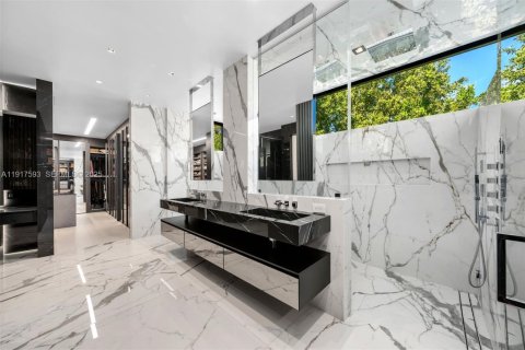 Купить виллу или дом в Голден-Бич, Флорида 6 спален, 525.83м2, № 2154804 - фото 29