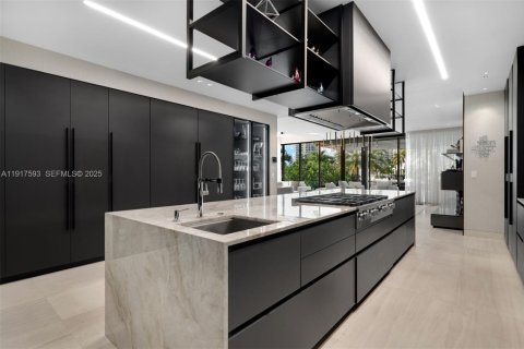 Купить виллу или дом в Голден-Бич, Флорида 6 спален, 525.83м2, № 2154804 - фото 12