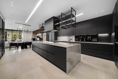 Купить виллу или дом в Голден-Бич, Флорида 6 спален, 525.83м2, № 2154804 - фото 11