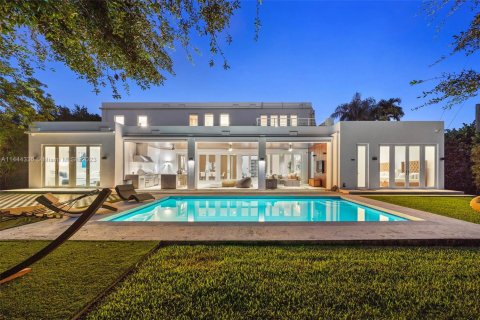 House in Miami, Florida 7 bedrooms, 506.5 sq.m. № 692810 - photo 1