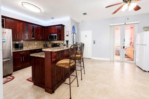 House in Homestead, Florida 4 bedrooms, 164.53 sq.m. № 2191354 - photo 8