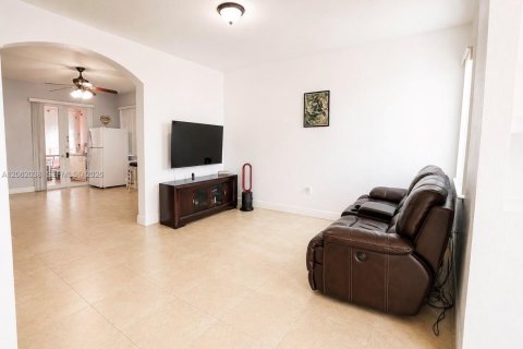 House in Homestead, Florida 4 bedrooms, 164.53 sq.m. № 2191354 - photo 5