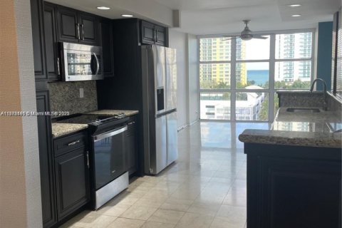 Condo in Hallandale Beach, Florida, 2 bedrooms  № 1695067 - photo 9
