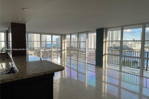 Condo in Hallandale Beach, Florida, 2 bedrooms  № 1695067 - photo 5