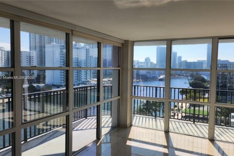 Condo in Hallandale Beach, Florida, 2 bedrooms  № 1695067 - photo 14