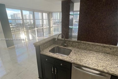 Condo in Hallandale Beach, Florida, 2 bedrooms  № 1695067 - photo 7