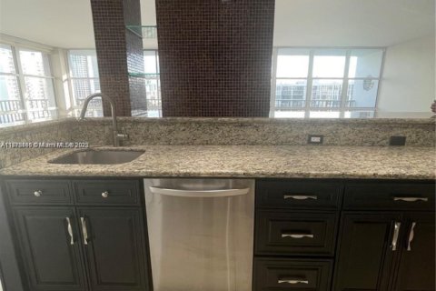 Condo in Hallandale Beach, Florida, 2 bedrooms  № 1695067 - photo 6