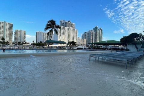 Condo in Hallandale Beach, Florida, 2 bedrooms  № 1695067 - photo 30