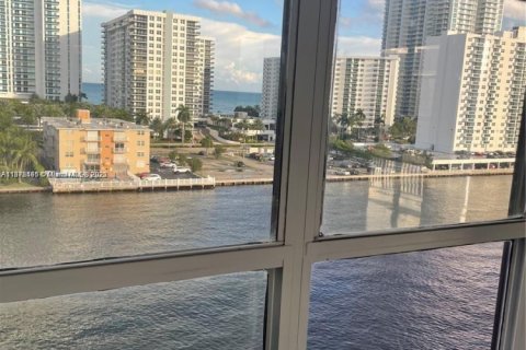 Condo in Hallandale Beach, Florida, 2 bedrooms  № 1695067 - photo 18