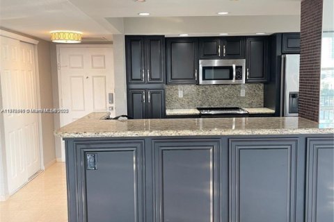 Condo in Hallandale Beach, Florida, 2 bedrooms  № 1695067 - photo 12