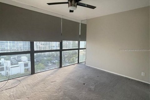 Condo in Hallandale Beach, Florida, 2 bedrooms  № 1695067 - photo 24
