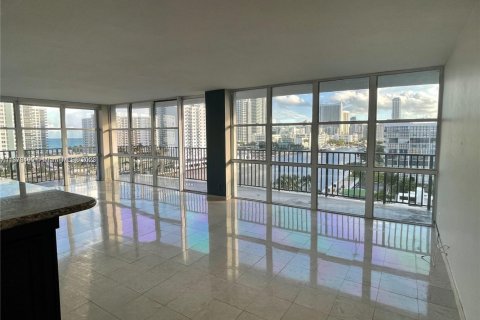Condo in Hallandale Beach, Florida, 2 bedrooms  № 1695067 - photo 4